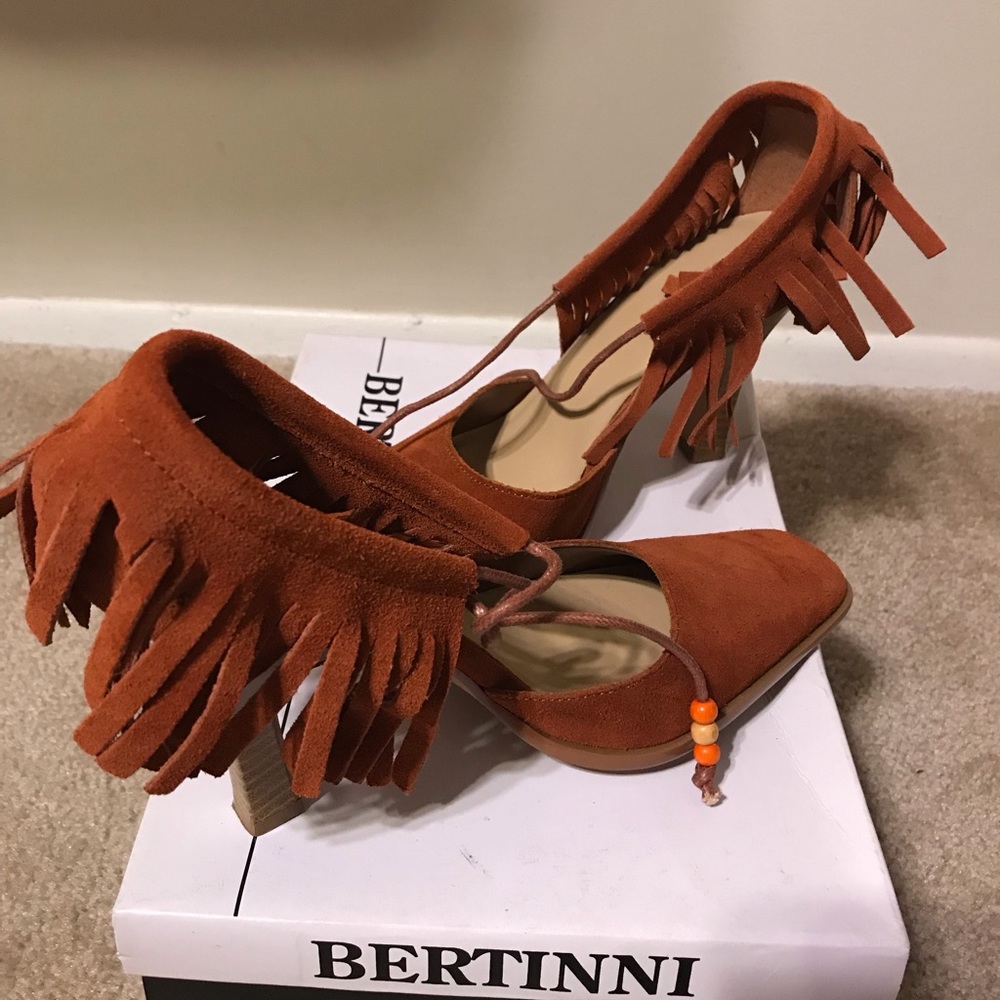 NWT Bertinni Cognac Heels w/Fringes
